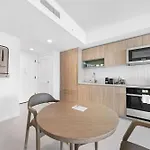 Skyline Retreat Chic 1-Br With Prime City Access