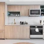 Skyline Retreat Chic 1-Br With Prime City Access