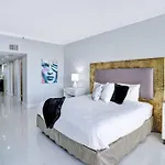 Sky High Penthouse! Water & City Views