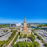 Upscale 3Br Escape With Downtown & Water Views