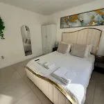 Modern Bedroom In Central Miami Shared With Host