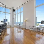 Art-Filled Loft 180 Views, Rooftop Pool, Parking