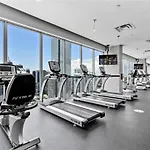 Art-Filled Loft 180 Views, Rooftop Pool, Parking