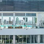 Art-Filled Loft 180 Views, Rooftop Pool, Parking