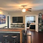 Modern 2/1 Apt Near Midtown And Beaches