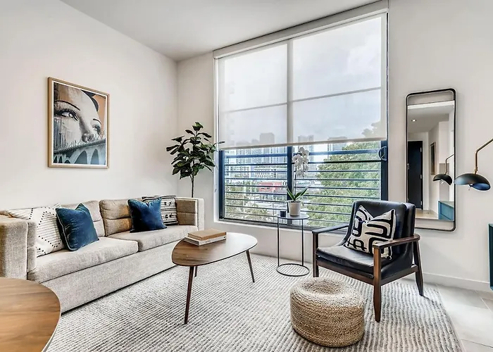 Sentral 1BR Apt with Den in Wynwood