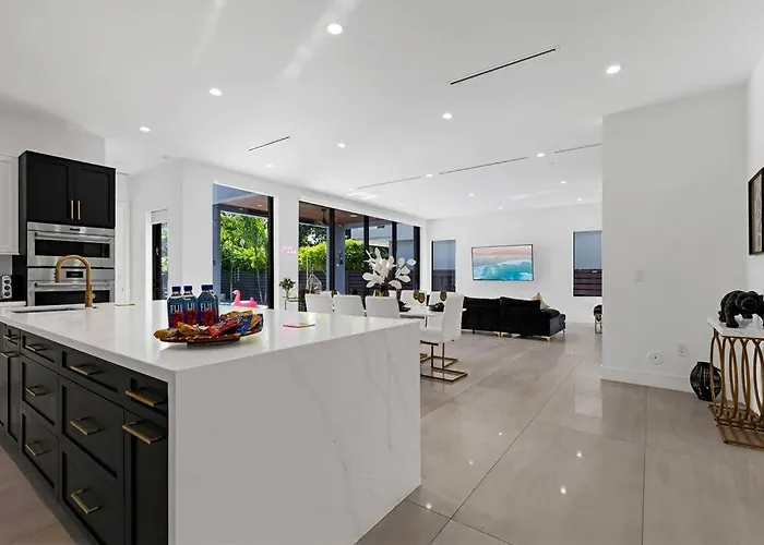 Modern Villa W/ Resort Amenities & Salt Water Pool