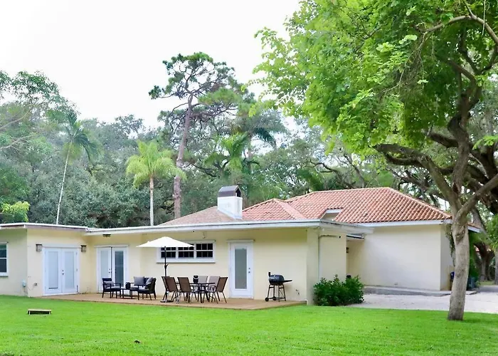 Spacious Tropical Oasis - 1/2 Acre In Heart Of Mia