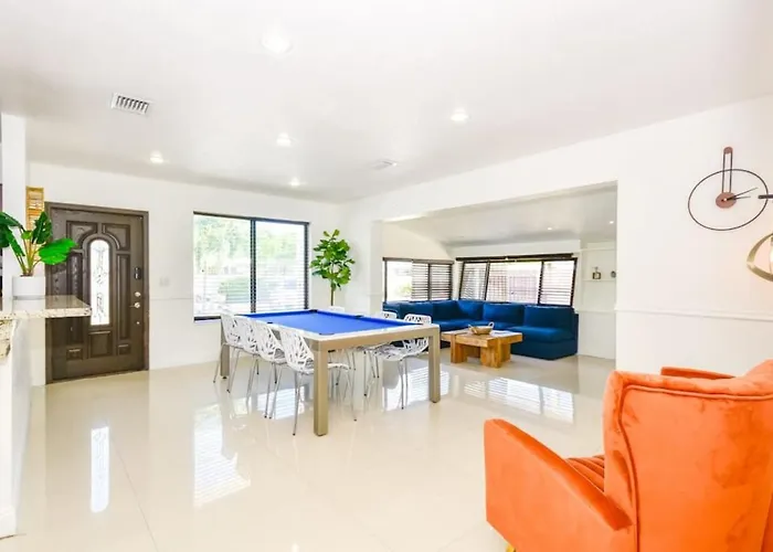 Five Bedroom Villa With Pool In Highland Lakes Near Aventura Mall