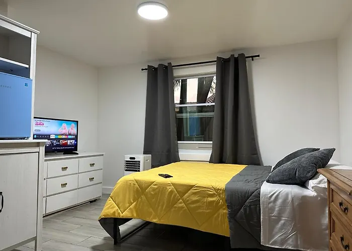 Serene Full Bed With 50 Inch Smart Tv, Netflix, Airplay, Mini-Fridge, And 500 Mbps Wifi Near Fiu, Dolphin Mall, Airport