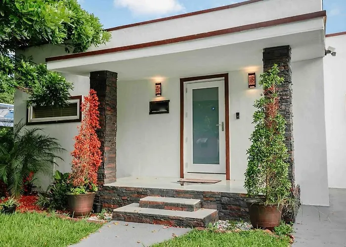 Exquisite Luxe 3 Bed Home With Hot Tub!