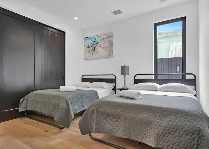 Design House -Heated Pool -Big Yard -Gated Parking