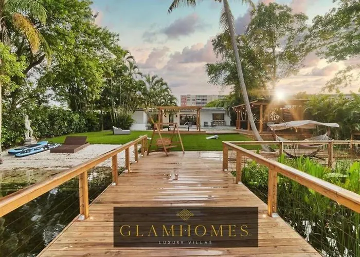 Lakefront Villa: Tropical Backyard & Kayak Tgh