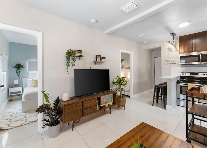 Cozy 2 Bedroom Home W/Gated Parking, Patio & W/D