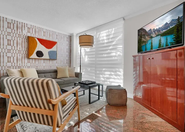 Treetop Retreat! Cozy 2 Bedroom In Heart Of Grove
