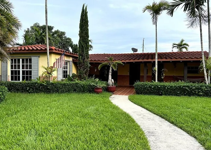 Adorable 2-Bedroom House With Free Parking