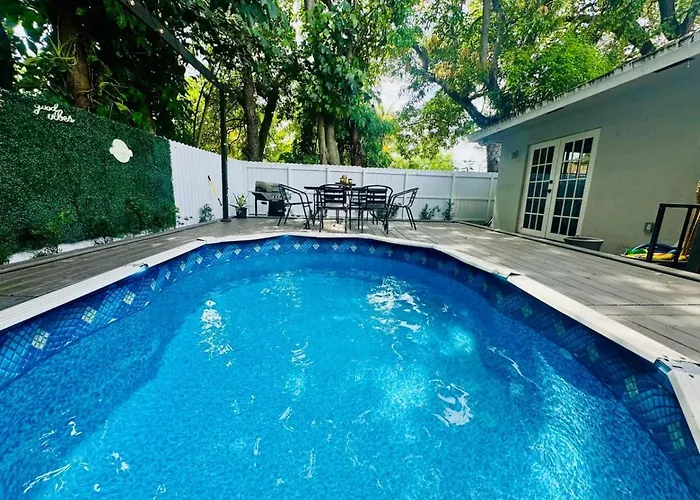 Poolside Oasis-Your Wynwood Family Retreat
