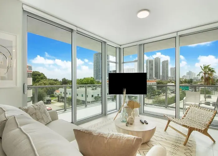 Modern Central 2-Bedroom 2-Bathroom Pool Parking