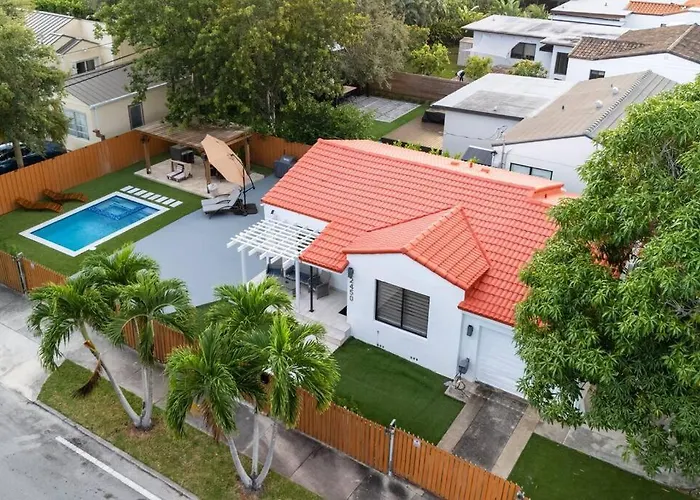 Luxury Retreat 3B ,2Ba Pool , Coral Gables Center