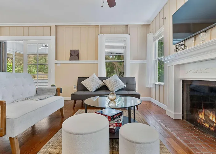 Mango Grove- Charming Cottage In The Grove