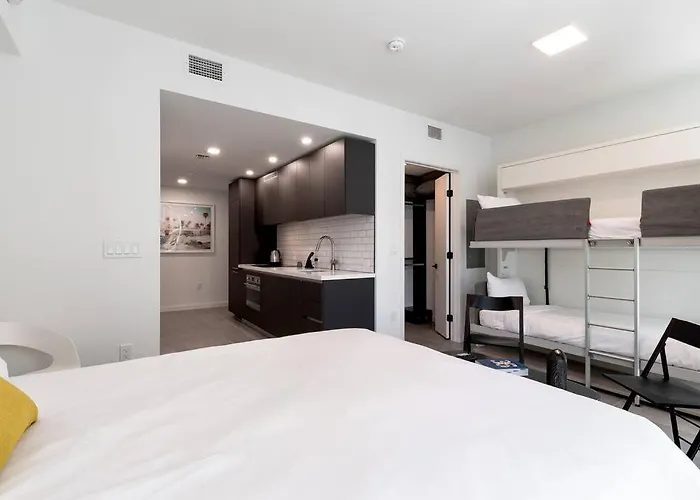 Stylish Modern Downtown Studio Free Parking