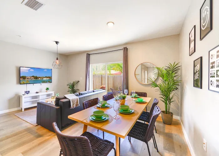 Spacious 3Br Townhouse With Free Parking Included!
