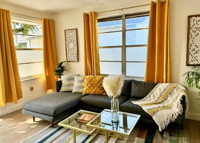 Lush Tropical Big Home Close To Airport, Calle 8, Coral Gables And Lots More Miami Amenities