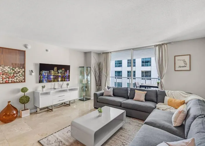 Waterfront And City Lights 1-Br With Free Parking
