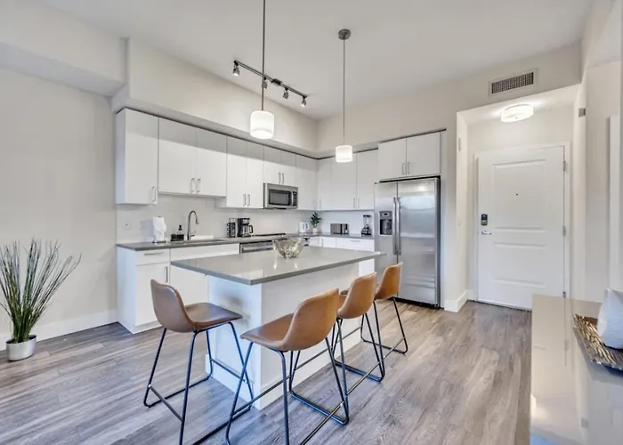 Trendy One Bedroom Getaway Steps From Biscayne