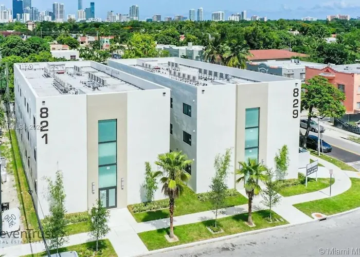 Modern Bedroom In Central Miami Shared With Host