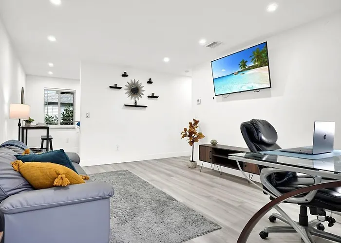 Koze 2 Bedroom Home With King And Queen Beds, Near Everything Trendy