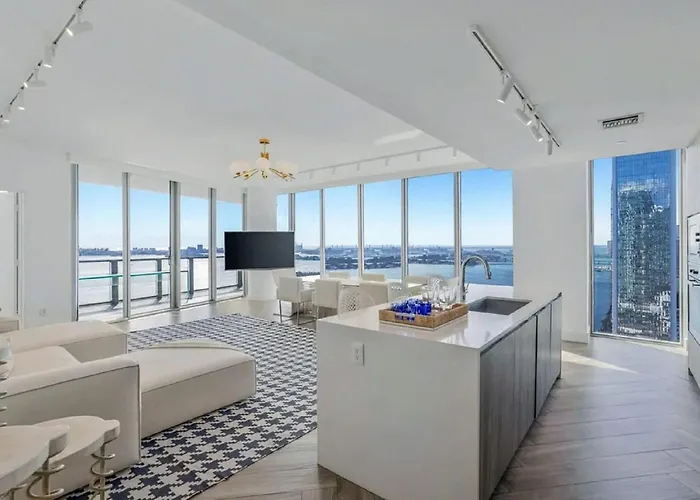 High-Floor Condo With Ocean Views In Miami