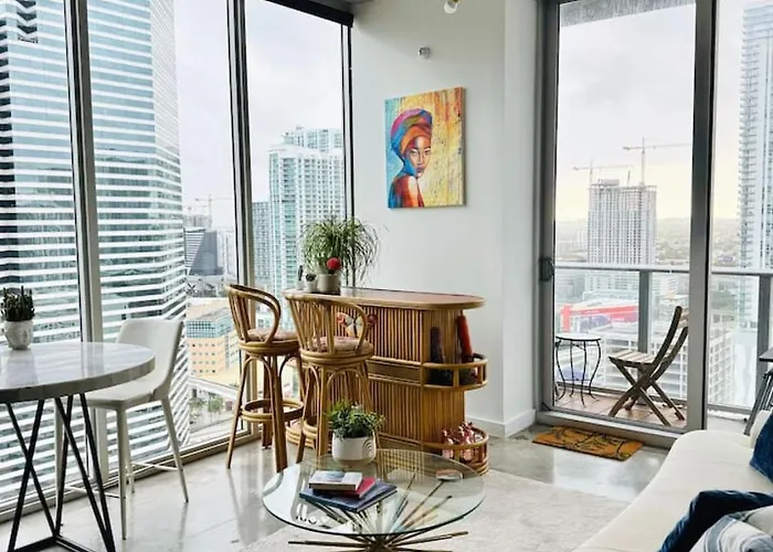 Art-Filled Loft 180 Views, Rooftop Pool, Parking