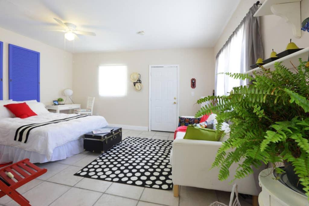 Chic And Comfortable Free Street Parking Appartement