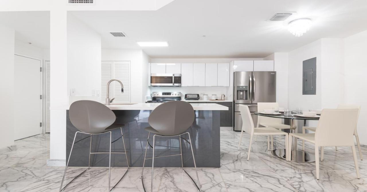 Free Parking-gorgeous 2 Bedroom Unit-location *