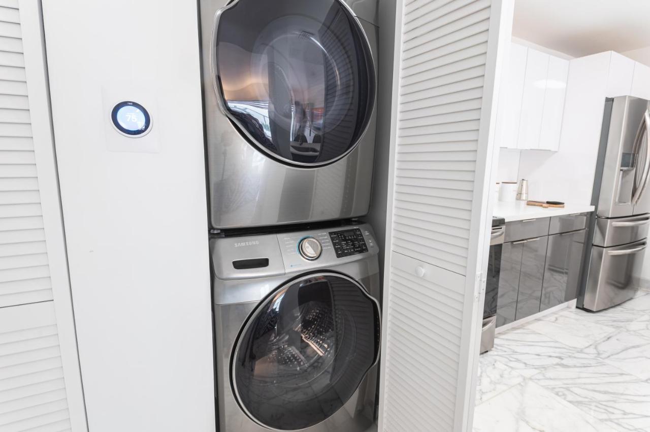Free Parking-gorgeous 2 Bedroom Unit-location