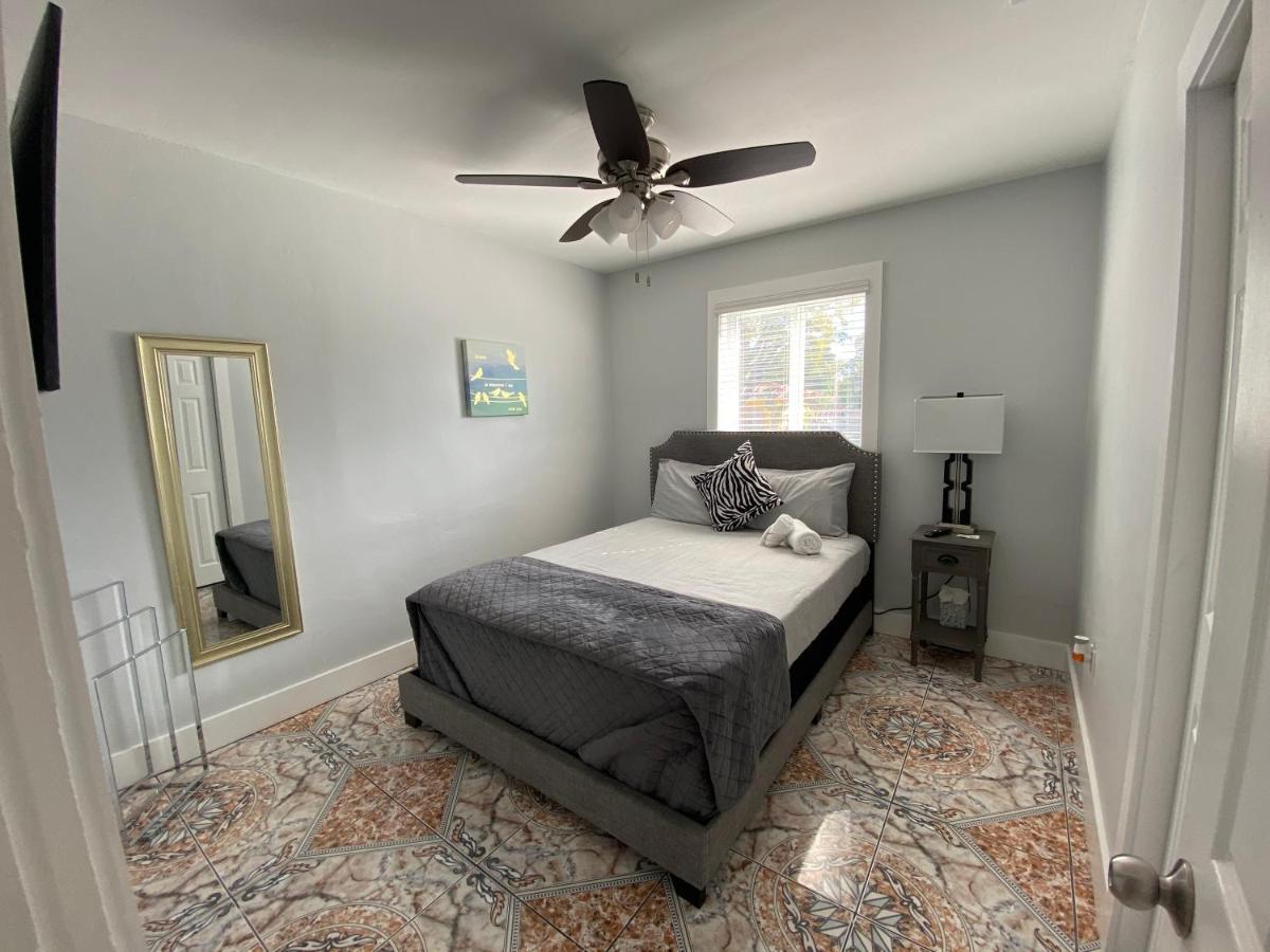 Main House 3 Bed 2 Bath & 1 Bed 1 Bath Ferienhaus *