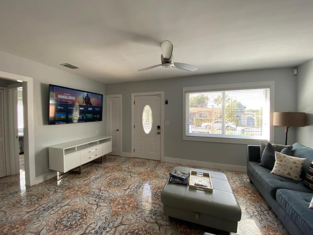 Main House 3 Bed 2 Bath & 1 Bed 1 Bath Ferienhaus *