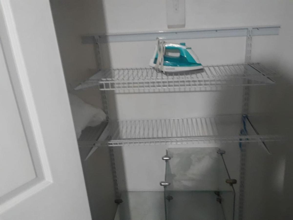 Snug Minimalist Full Bed With 50 Inch Smart Tv, Netflix, Airplay, Mini-fridge, And 500 Mbps Wifi Near Fiu, Dolphin Mall, Airport Homestay Miami