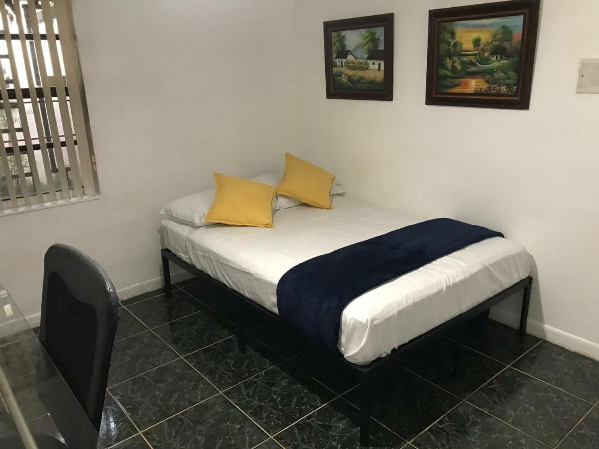 Snug Minimalist Full Bed With 50 Inch Smart Tv, Netflix, Airplay, Mini-fridge, And 500 Mbps Wifi Near Fiu, Dolphin Mall, Airport Homestay *