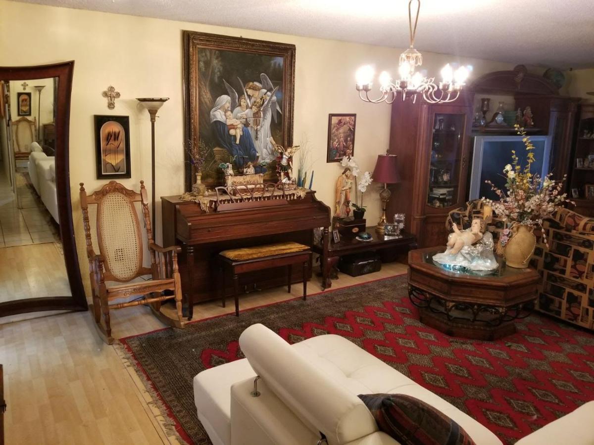 Snug Minimalist Full Bed With 50 Inch Smart Tv, Netflix, Airplay, Mini-fridge, And 500 Mbps Wifi Near Fiu, Dolphin Mall, Airport *