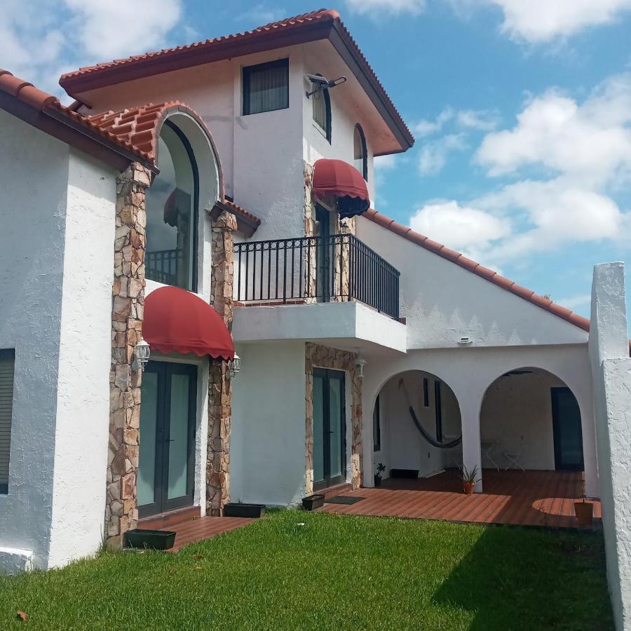 Spanish Style House - Free Parking Homestay *