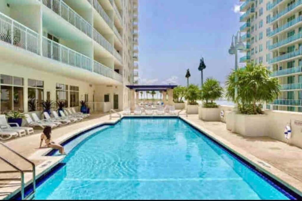 Private Unit With Amenities And Parking *