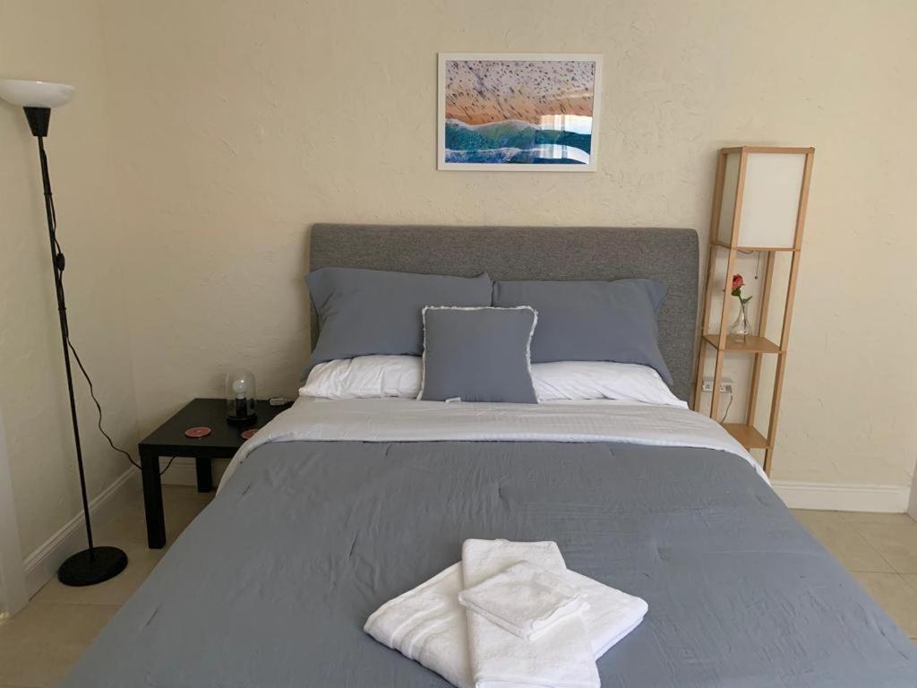 Pretty Private Room, Near The Airport - Free Parking - 01