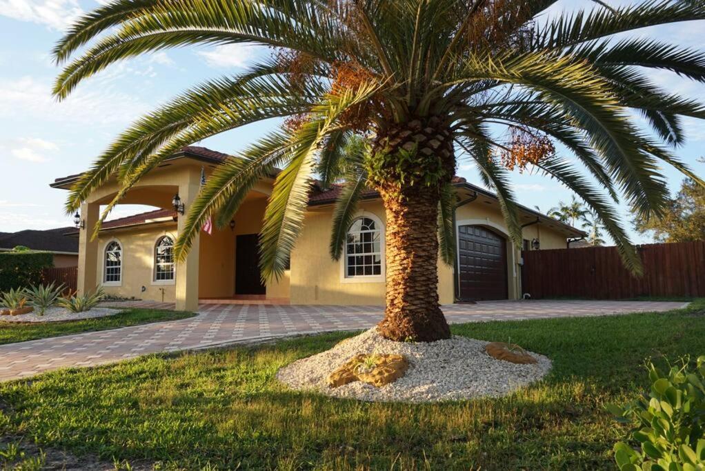 New Luxury Vacation Dream Rental- Sleeps 15! Vakantiehuis Miami
