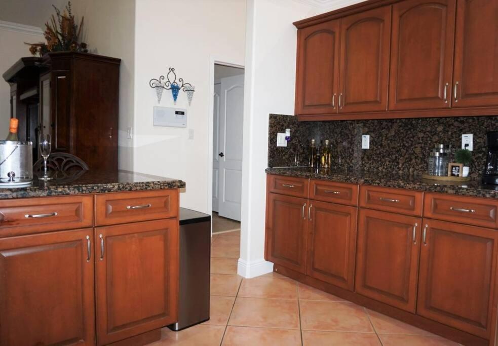 New Luxury Vacation Dream Rental- Sleeps 15! * Miami