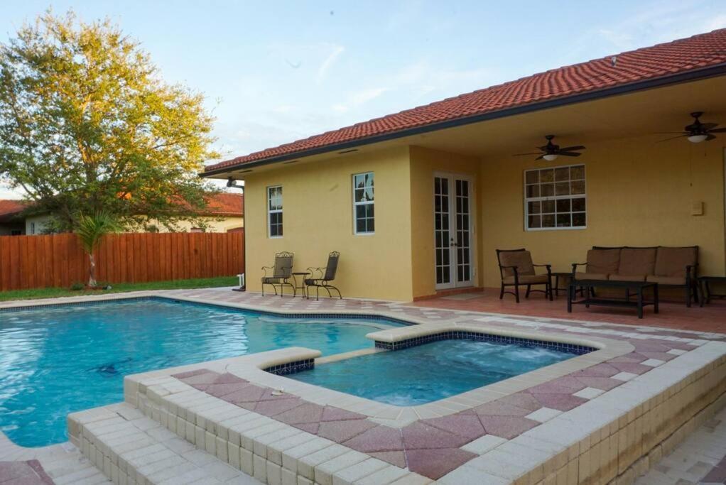 New Luxury Vacation Dream Rental- Sleeps 15! * Miami