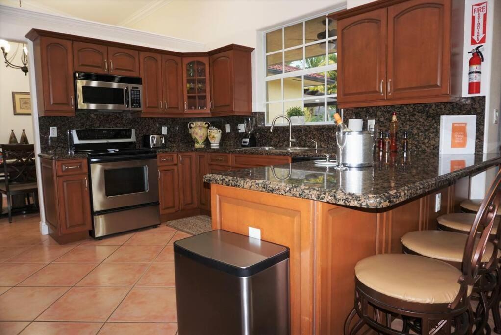 New Luxury Vacation Dream Rental- Sleeps 15! Holiday home Miami