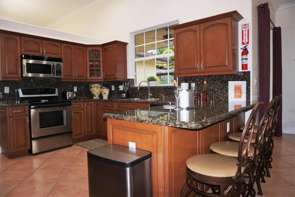 Vakantiehuis New Luxury Vacation Dream Rental- Sleeps 15! Miami