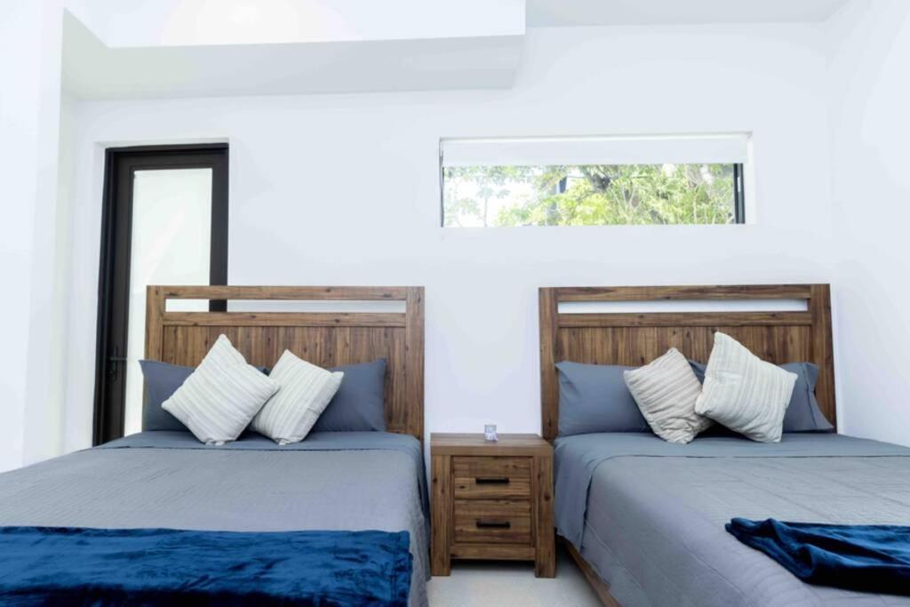 Apartment Huge 4 Bedroom Townhouse W/ Private Rooftop & Bbq